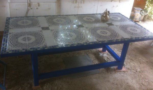 Table bleu et blanc